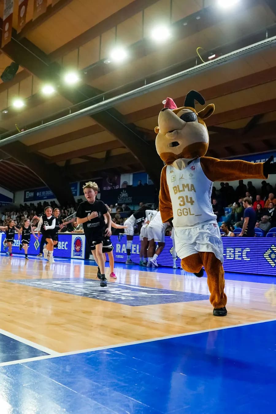 La mascotte del BLMA dà il via all’ingresso delle squadre al Palais des Sports