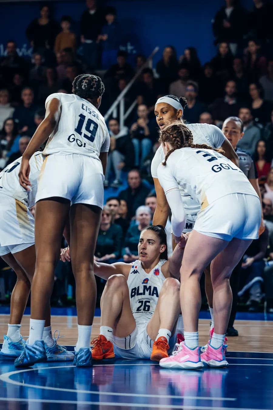 Le giocatrici del BLMA riunite in cerchio durante un time-out