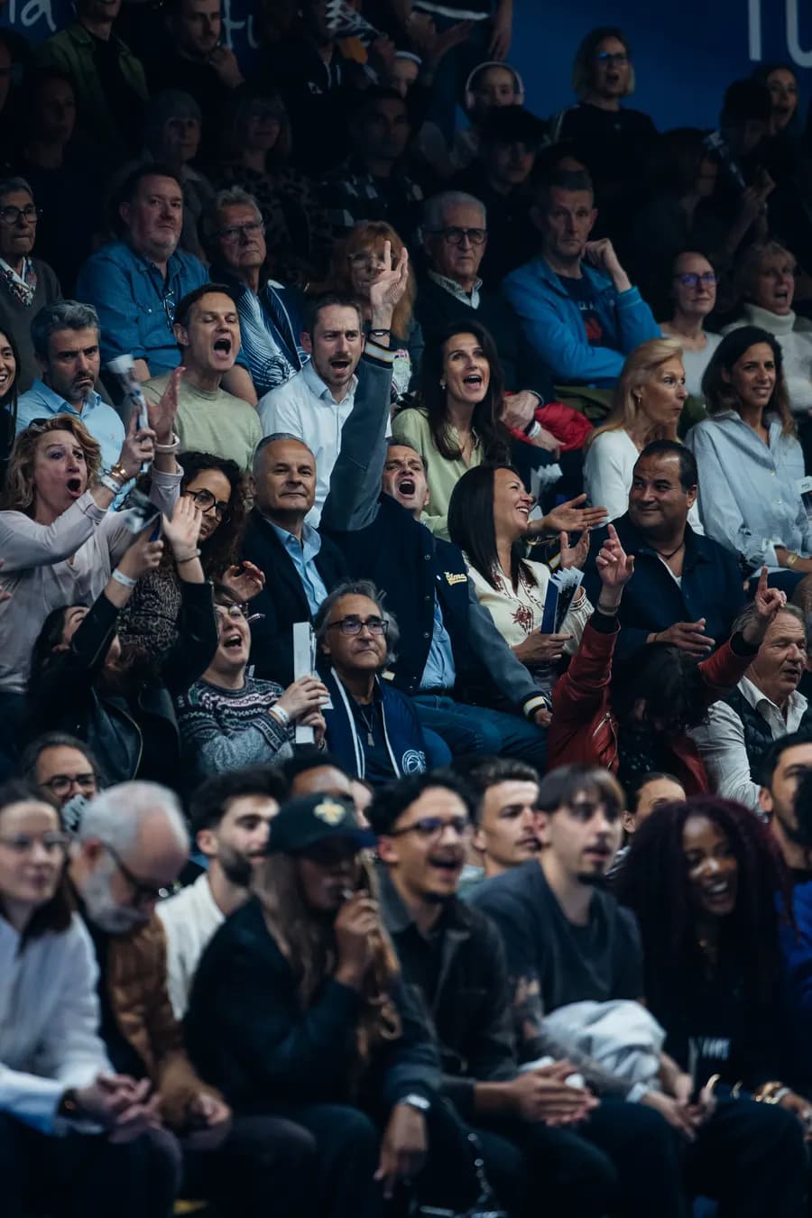 Il pubblico del Palais des Sports in piedi durante una partita delle Gazelles