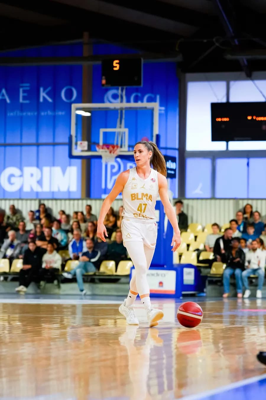 Una giocatrice del BLMA porta palla sul parquet